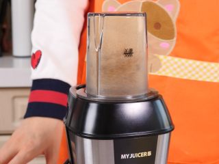 5、宝宝辅食天然调料 香菇粉,打20秒左右即可。