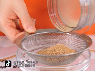 6、宝宝辅食天然调料 香菇粉,用细筛子，将打好的香菇粉过滤一下，粗的颗粒挑出来。