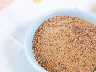 9、宝宝辅食天然调料 香菇粉,打出来的成品非常非常香，因为满宝已经长大了，所以没有研磨的非常细腻。如果给小宝宝做辅食用，可以多过滤几次，反复打几次。