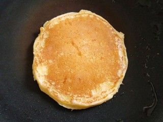 6、香蕉松饼,中小火,用小勺子盛一小勺面糊,等到表面有小气孔的时候,大约30S就可以翻面了,煎至两面微黄,出锅