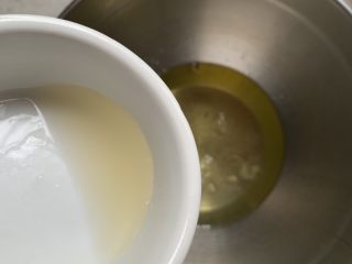 2、无油蛋白舒芙蕾,蛋清中加入柠檬汁