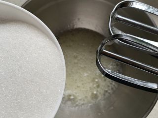 3、无油蛋白舒芙蕾,分三次加糖打发，鱼眼泡一次