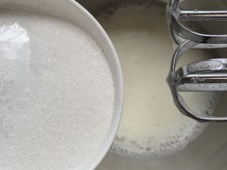 4、无油蛋白舒芙蕾,泡沫丰富一次