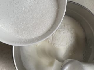 5、无油蛋白舒芙蕾,最后一次加细砂糖的时候倒入玉米淀粉