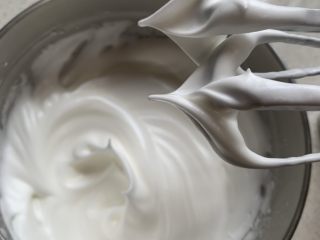 6、无油蛋白舒芙蕾,打至拉起弹头有直立小尖角