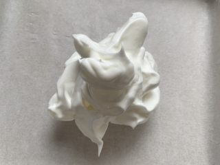 7、无油蛋白舒芙蕾,倒入烤盘