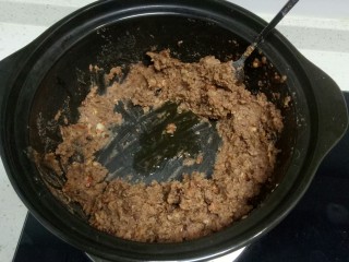 6、自制红豆沙,砂锅中间倒入食用油，小火炒豆沙。