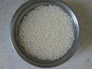 1、糯米红枣粥,糯米用水泡一天以上，泡的时间久，方便煮熟