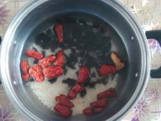 2、糯米红枣粥,红枣干和黑木耳干用水泡十几分钟，与泡好的糯米一起倒入锅中