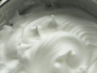 4、巧克力蛋糕,60克糖分三次放入蛋白中搅拌到提起打蛋器有小弯角。