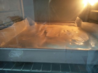 7、巧克力蛋糕,放入预热好的140度烤箱烤40分钟,烤箱温度根据自家调节。