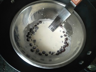 11、巧克力蛋糕,100克奶油和黑巧克力混合隔热水融化成巧克力酱。