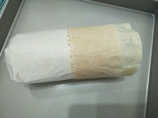 9、巧克力蛋糕,两块蛋糕叠起来,卷起来,用油纸包紧定型半小时以上。