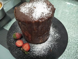 14、巧克力蛋糕,放上水果在碟上洒上糖粉,插上装饰牌。