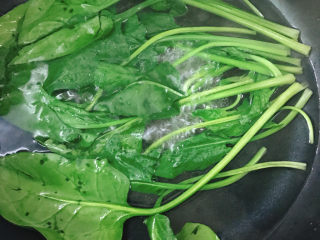 2、菠菜蛋卷,放入开水锅中焯水