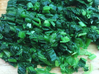3、菠菜蛋卷,夹出后放入冷水中，再沥干水分切碎
