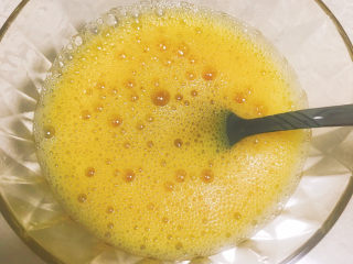 5、菠菜蛋卷,打散