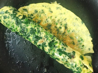 14、菠菜蛋卷,关火，就在锅里用菠菜蛋饼将小紫薯卷起来