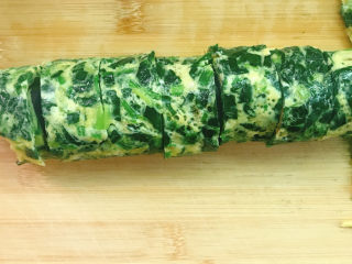 17、菠菜蛋卷,放在菜板上，切成2cm左右的小卷