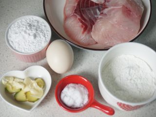 1、鲜嫩Q弹鱼丸教你在家做，爱吃别错过，做法简单，比外面买的好吃,1、准备好所有材料。