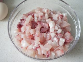 2、鲜嫩Q弹鱼丸教你在家做，爱吃别错过，做法简单，比外面买的好吃,2、鱼肉去皮切块。