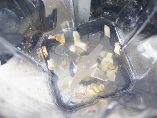 3、鲜嫩Q弹鱼丸教你在家做，爱吃别错过，做法简单，比外面买的好吃,3、姜蒜放到破壁机，加入半碗水打碎姜蒜。