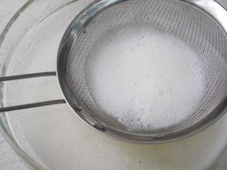 4、鲜嫩Q弹鱼丸教你在家做，爱吃别错过，做法简单，比外面买的好吃,4、姜蒜水过筛一下。