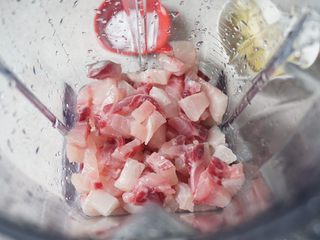 5、鲜嫩Q弹鱼丸教你在家做，爱吃别错过，做法简单，比外面买的好吃,5、把鱼肉放到破壁机搅打，姜蒜水分次加入。