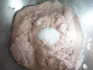 7、鲜嫩Q弹鱼丸教你在家做，爱吃别错过，做法简单，比外面买的好吃,7、鱼肉糜放入厨师机，加入盐