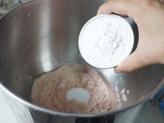 8、鲜嫩Q弹鱼丸教你在家做，爱吃别错过，做法简单，比外面买的好吃,8、加入木薯粉