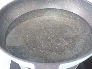 11、鲜嫩Q弹鱼丸教你在家做，爱吃别错过，做法简单，比外面买的好吃,12、锅里煮一锅温水。