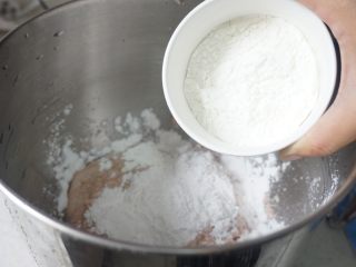 9、鲜嫩Q弹鱼丸教你在家做，爱吃别错过，做法简单，比外面买的好吃,9、加入玉米淀粉。