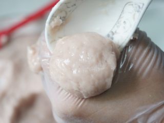 12、鲜嫩Q弹鱼丸教你在家做，爱吃别错过，做法简单，比外面买的好吃,13、用虎口说挤出圆丸，用勺子挖到锅里。