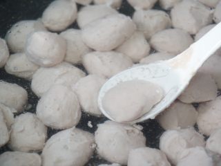 13、鲜嫩Q弹鱼丸教你在家做，爱吃别错过，做法简单，比外面买的好吃,勺子放进水里，丸子就出来了。