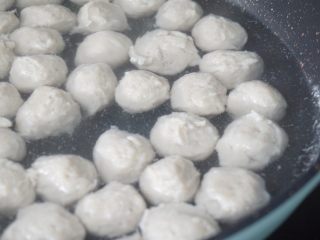 14、鲜嫩Q弹鱼丸教你在家做，爱吃别错过，做法简单，比外面买的好吃,14、全部弄好后，开中火煮至鱼丸全部浮起来就可以了。
