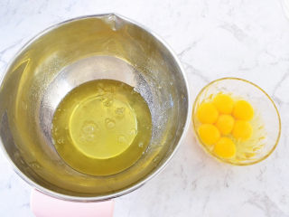 2、日式棉花蛋糕,鸡蛋是这样分法的：6个蛋清，6个蛋黄和一个全蛋，这样分别分好备用