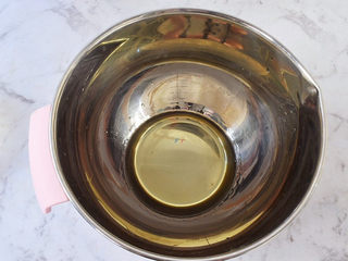 3、日式棉花蛋糕,玉米油煮至出现纹路，关火