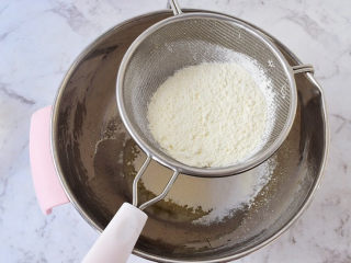 4、日式棉花蛋糕,筛入低筋面粉拌匀