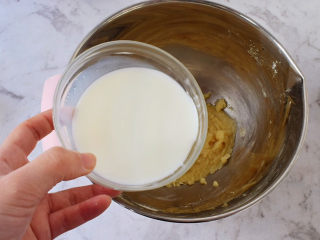 5、日式棉花蛋糕,加入牛奶搅拌均匀