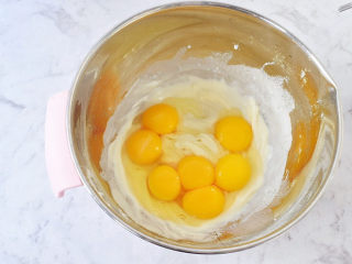6、日式棉花蛋糕,加入蛋黄和1个全蛋