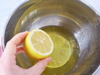 8、日式棉花蛋糕,蛋清挤入柠檬汁，打发至粗泡