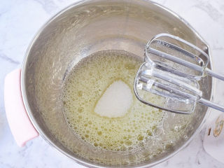 9、日式棉花蛋糕,分三次加入白糖，打发至硬性发泡