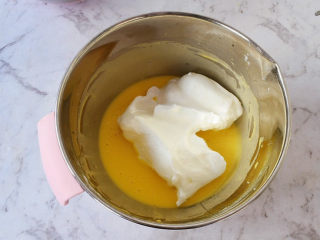 11、日式棉花蛋糕,将三分之一的蛋白倒入蛋黄中，翻拌均匀