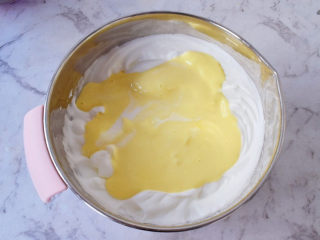 12、日式棉花蛋糕,再将拌好的蛋黄糊倒回蛋白中