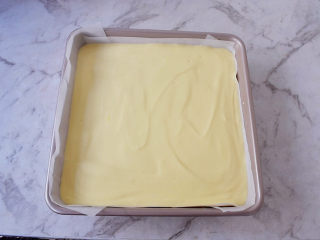 14、日式棉花蛋糕,学厨8寸正方形模具铺上油纸，再将面糊倒入，再提起模具震几下震出大气泡