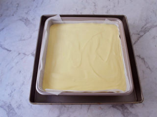 15、日式棉花蛋糕,准备一个深盘，放入1/2的水，再把蛋糕糊烤盘放入深烤盘内