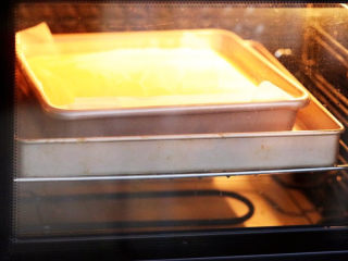 16、日式棉花蛋糕,放入预热好的烤箱，上下火130度烤50分钟，再转160度烤10分钟