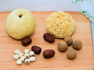 1、砂锅炖梨,材料准备好。