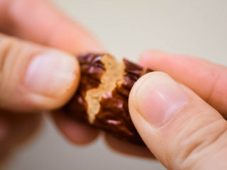 3、砂锅炖梨,红枣稍微撕开一点点。