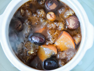 6、砂锅炖梨,炖好的滋补梨汤，打开盖子，就能闻到浓浓的梨香。只有时间慢炖出来的梨汤才会有这样的香味。